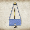 Entdecke Valentina – eine Tasche, die Romantik, modernen Chic und Einzigartigkeit perfekt vereint. Dieses handgefertigte Schmuckstück besticht durch seine strukturierte Webart auf einer stabilen Canvas-Basis. 