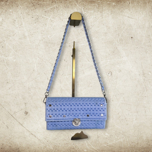 Entdecke Valentina – eine Tasche, die Romantik, modernen Chic und Einzigartigkeit perfekt vereint. Dieses handgefertigte Schmuckstück besticht durch seine strukturierte Webart auf einer stabilen Canvas-Basis. 