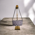 Kompaktes Design mit Stil                  Die Tasche im geschlossenen Zustand zeigt ihre klare, rechteckige Silhouette und das durchgehende, gewebte Schachbrettmuster. Die umschlagbare Klappe schließt bündig ab und sorgt für eine cleane, minimalistische Optik. Ein zeitloses Accessoire für jeden Tag.