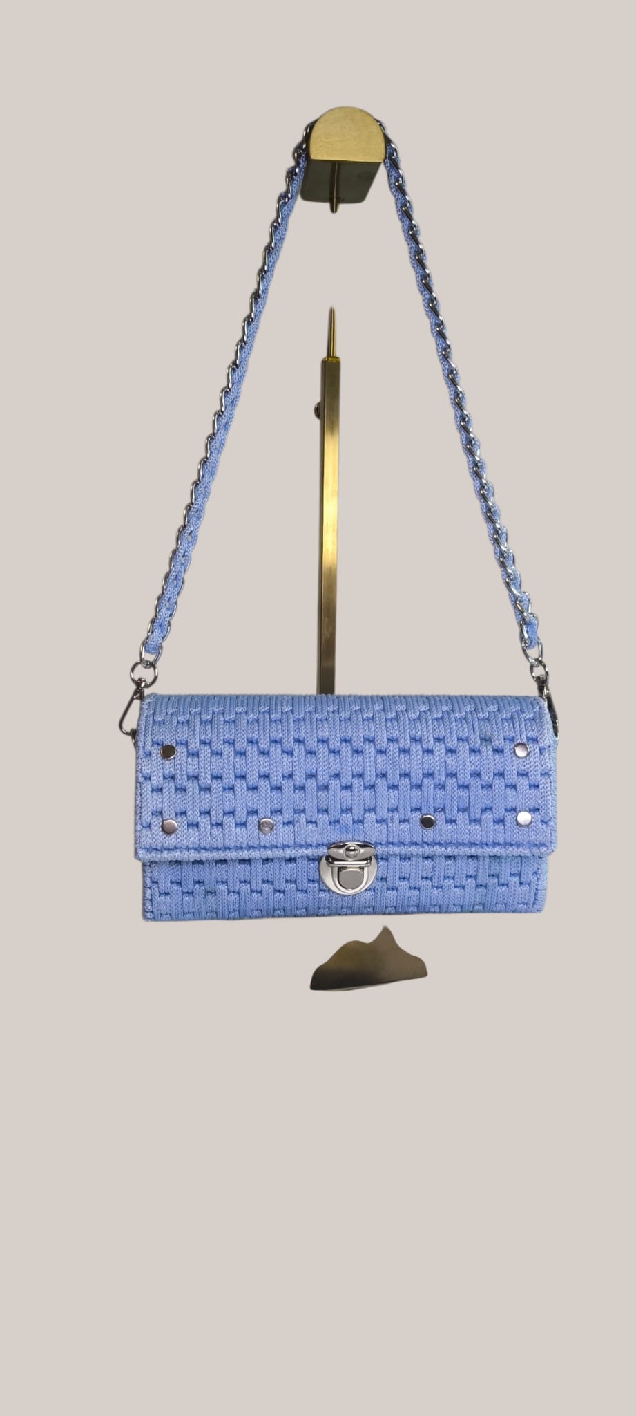 Produktdetails:Modell: ValentinaMaterial: Hochwertiges Canvas-Garn auf stabiler Canvas-GitterbasisFarbe: Hellblau / HimmelblauHardware: Silberfarbene Nieten, Karabiner und SteckverschlussTragevariante: Als Schultertasche oder Crossbody-Bag tragbarMaße (BxHxT): 21 x 11 x 5 cm – die perfekte, trendige Baguette-Form für deine wichtigsten Essentials.