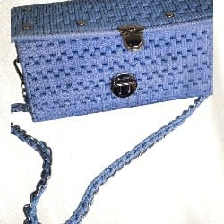 Handgefertigte Canvas-Tasche Valentina in Hellblau – Frontansicht mit silberfarbenem Mappenschloss, dekorativen Nieten und elegantem Kettenriemen.