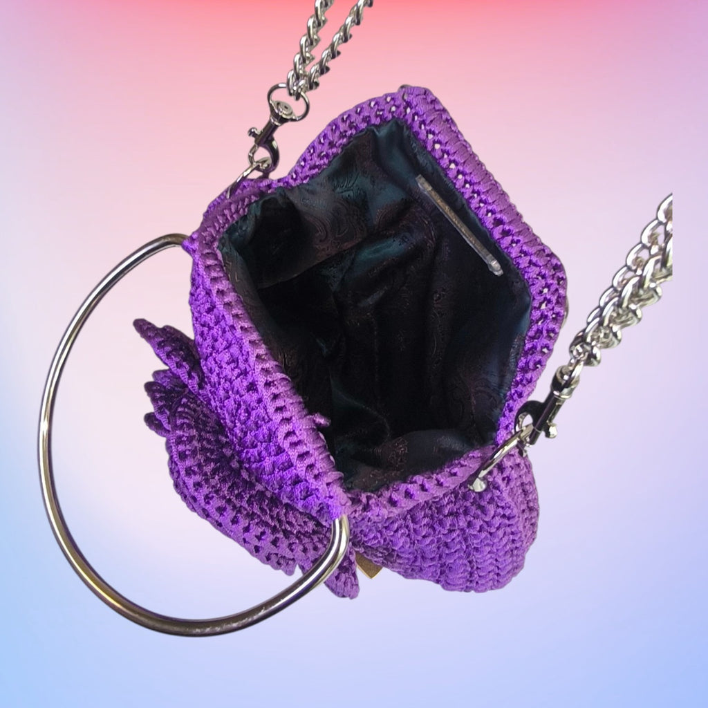 „Violetta“ – Handgemachte 3D-Rosen-Häkeltasche mit edlem Paisley-Innenfutter