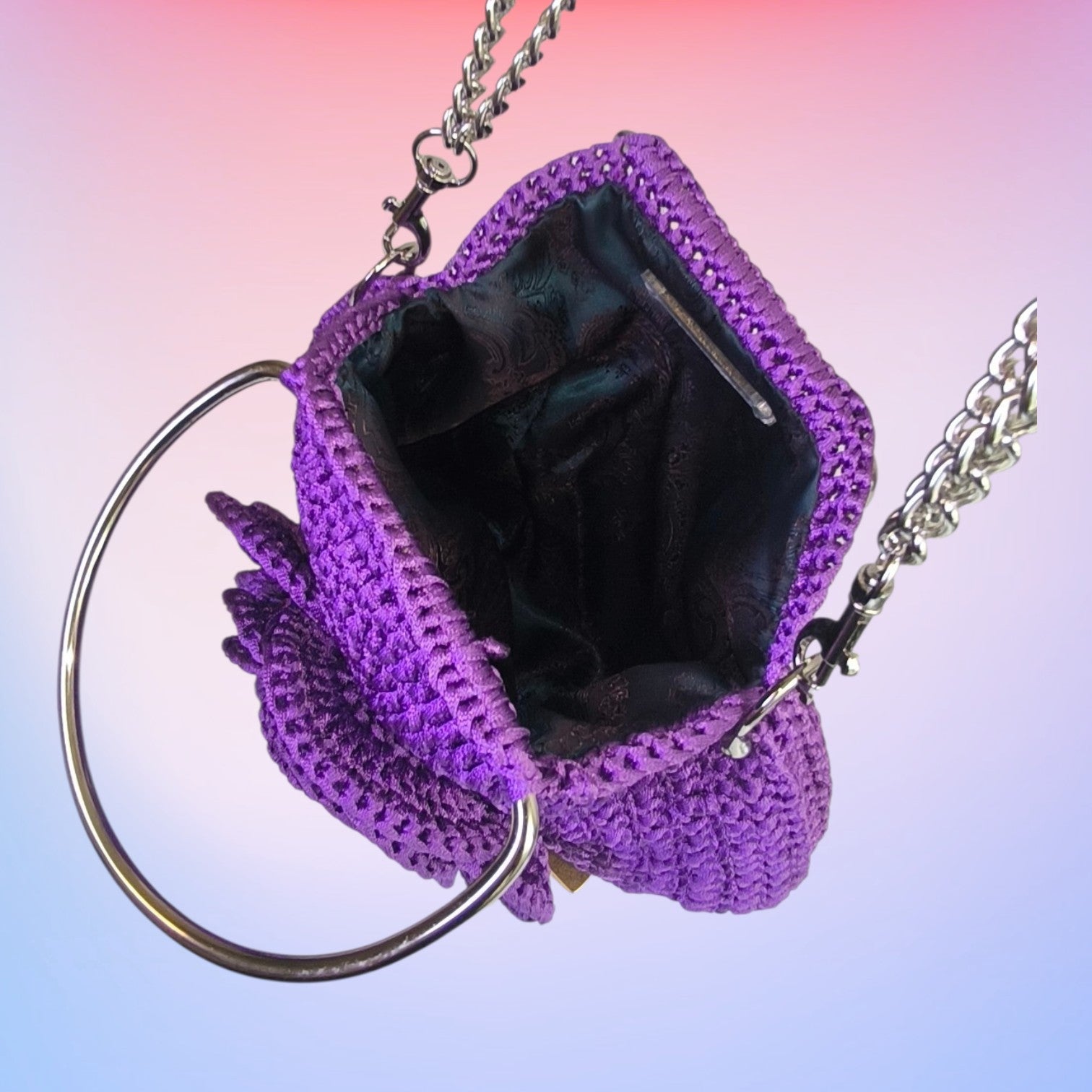 „Violetta“ – Handgemachte 3D-Rosen-Häkeltasche mit edlem Paisley-Innenfutter