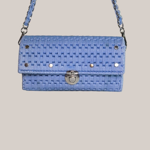Das feine, geometrische Muster verleiht der Tasche einen stilvollen, dreidimensionalen Look und macht sie zu einem echten Blickfang.Mit viel Liebe zum Detail gefertigt, besticht Valentina durch ihre edlen, silberfarbenen Akzente: dekorative Nieten auf der Vorderseite, ein sicheres Mappenschloss und ein eleganter, mit Canvas-Band durchwebter Kettenriemen. Sie strahlt selbstbewusste Weiblichkeit aus und ist der ideale Begleiter für besondere Anlässe, Verabredungen oder um deinem Alltagslook ein exklusives Upg