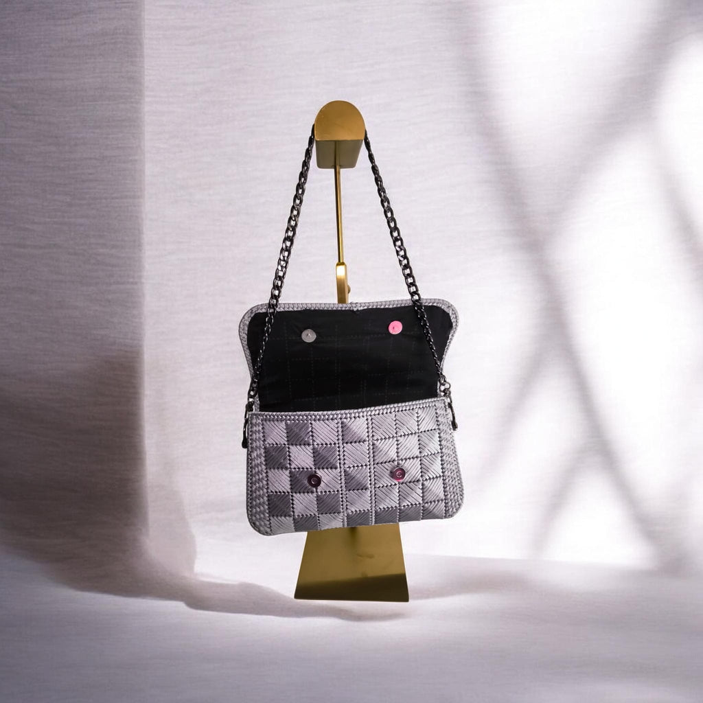 Elegante Crossbody-Tasche mit gewebter Struktur                          Diese exklusive Abendtasche im modernen Schachbrett-Look ist ein stilvolles Accessoire für jeden Anlass. Ausgestattet mit einer robusten Gliederkette und einem sicheren Druckknopf-Verschluss, bietet das gefütterte Innenleben Platz für die wichtigsten Essentials. Ideal als Schultertasche oder Crossbody tragbar.