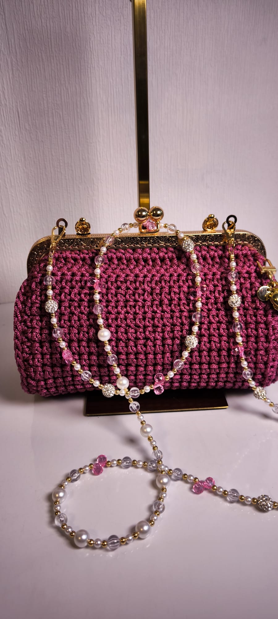 Bordeauxrot / Marsala-Ton: Diese Farbe ist ein Symbol für Eleganz, Leidenschaft und Reife. Es ist ein „gedeckter“ Ton, der viel Raffinesse vermittelt – perfekt für Abendveranstaltungen oder besondere Anlässe.