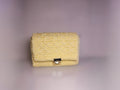 Modell „Marfim“ von Cora Fashion – Exklusive Design-Handtasche
Produktdetails:Marke: Cora FashionStil: Elegante Crossbody- & Abendtasche / SchultertascheFarbe: Elfenbein / Cream-WhiteMaterial außen: Hochwertiges, robustes Polyestergarn (formstabil und unempfindlich)Innenfutter: Textil mit barockem Paisley-Muster in Gold/BeigeVerschluss: Modernes Metall-Steckschloss (Gold)Tragegurt: Zweireihige Gliederkette aus Metall in Gold-OptikMaße:Breite: 21 cmHöhe: 15 cmTiefe: 7 cmPflegehinweis:Das Polyestergarn ist se