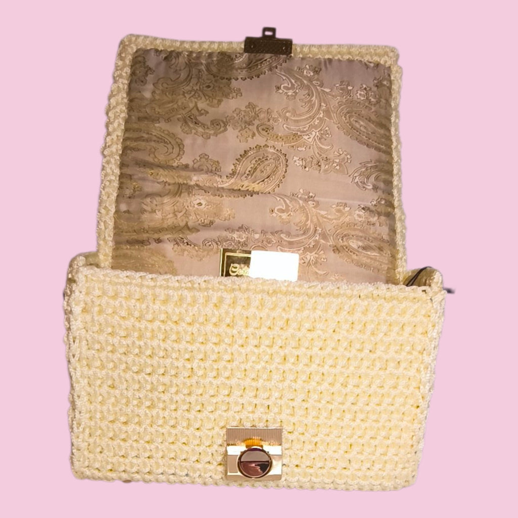 Liebe auf den ersten Blick: Die Tasche „Marfim“ 🤍🌟Kompakt, elegant und zu 100 % von Hand für dich gefertigt. Farbe: Edles Elfenbein Details: Zweireihige Goldkette & stabiles Steckschloss Highlight: Wunderschönes Paisley-Innenfutter Das wahre Highlight offenbart sich beim Öffnen: Ein luxuriöses, seidig glänzendes Innenfutter mit edlem Paisley-Muster schützt deine Essentials.   