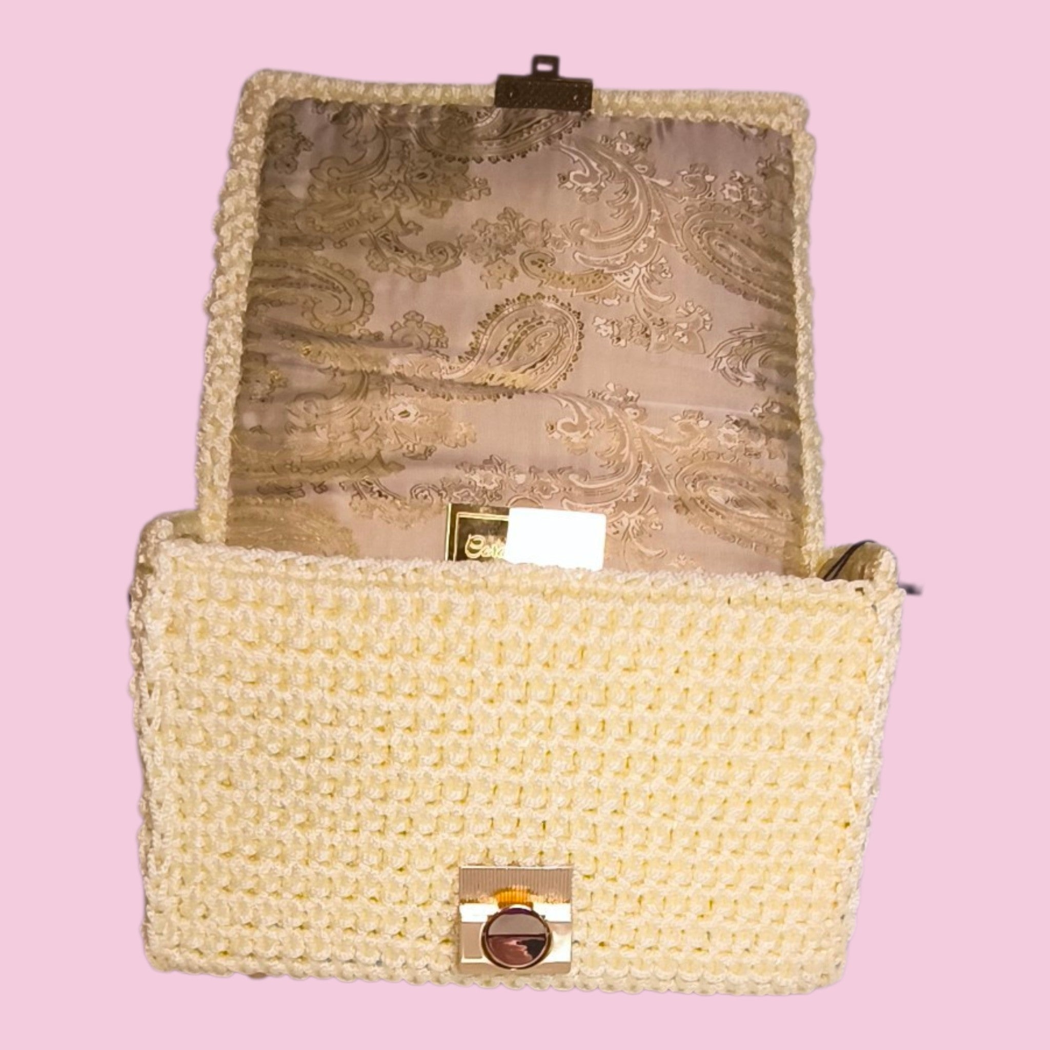 Liebe auf den ersten Blick: Die Tasche „Marfim“ 🤍🌟Kompakt, elegant und zu 100 % von Hand für dich gefertigt. Farbe: Edles Elfenbein Details: Zweireihige Goldkette & stabiles Steckschloss Highlight: Wunderschönes Paisley-Innenfutter Das wahre Highlight offenbart sich beim Öffnen: Ein luxuriöses, seidig glänzendes Innenfutter mit edlem Paisley-Muster schützt deine Essentials.   