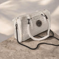  Handgefertigte Eleganz in purem Weiß.
Diese edle Häkeltasche ist ein absoluter Blickfang und vereint moderne Handwerkskunst mit luxuriösen Details. Gehäkelt aus hochwertigem Polyester-Garn, besticht die Tasche durch ihr dichtes, strukturiertes Maschenbild. Das Material sorgt dafür, dass die Tasche besonders formstabil, strapazierfähig und langlebig bleibt.
