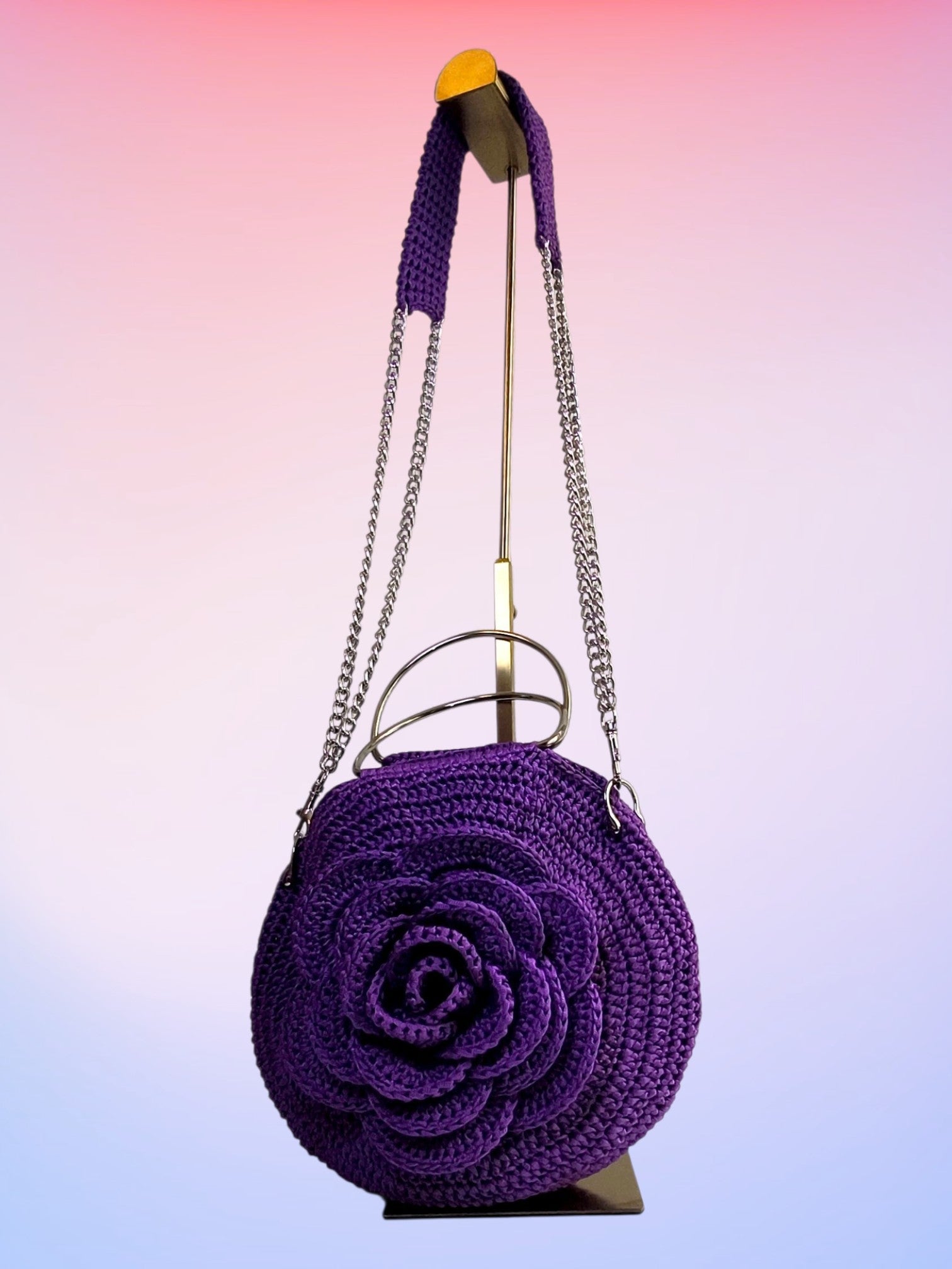 „Violetta“ – Handgemachte 3D-Rosen-Häkeltasche mit edlem Paisley-Innenfutter