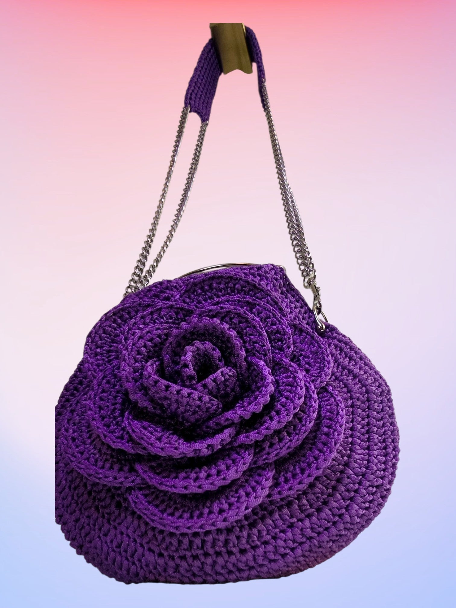 Detailansicht der dreidimensionalen gehäkelten Rosenblüte in Violett